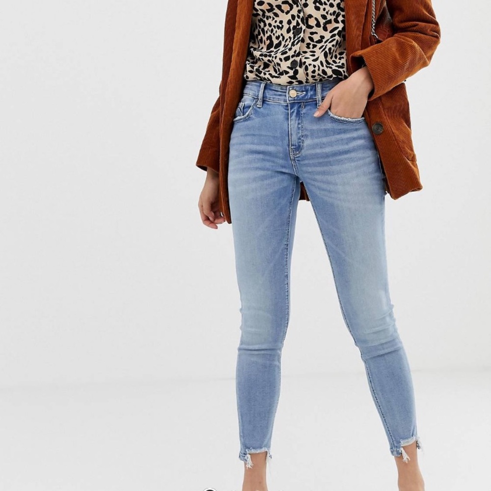 Stradivarius • Size 2 Skinny Jeans EUC